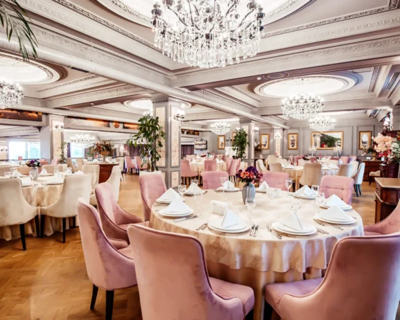 Jak wybrać salę weselną – elegancka sala z dekoracjami ślubnymi
